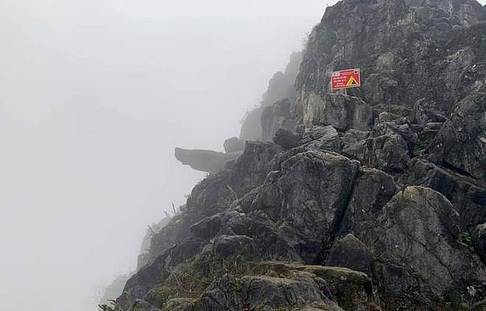 Du khách trượt chân rơi từ mỏm đá 'tử thần' ở đèo Mã Pì Lèng Du khách trượt chân rơi từ mỏm đá 'tử thần' ở đèo Mã Pì Lèng