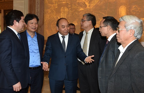 Điều hành đưa đất nước tiến bước, thực hiện mục tiêu Đại hội XIII đề ra Thủ tướng trao đổi với các đại biểu bên lề cuộc họp