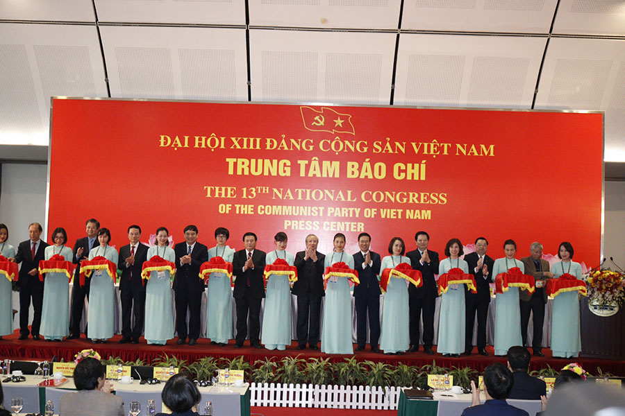 Đồng chí Trần Quốc Vượng và các đồng chí lãnh đạo cắt băng Khai trương Trung tâm Báo chí
