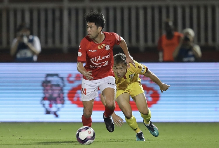 Bầu Đức xuất hiện trên khán đài trong ngày Lee Nguyễn 'tái xuất' V-League Bầu Đức xuất hiện trên khán đài trong ngày Lee Nguyễn 'tái xuất' V-League