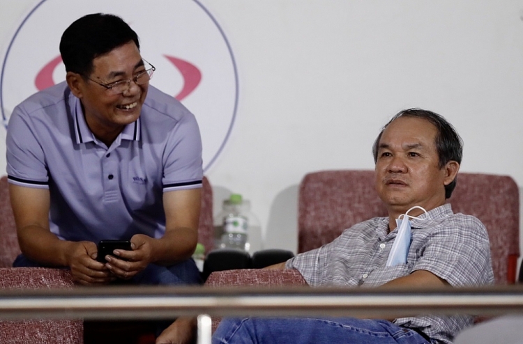 Bầu Đức xuất hiện trên khán đài trong ngày Lee Nguyễn 'tái xuất' V-League Bầu Đức xuất hiện trên khán đài trong ngày Lee Nguyễn 'tái xuất' V-League