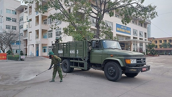 Lực lượng quân đội phun khử khuẩn môi trường tại Bệnh viện dã chiến số 2 Hải Dương (ảnh SK&ĐS) Lực lượng quân đội phun khử khuẩn môi trường tại Bệnh viện dã chiến số 2 Hải Dương (ảnh SK&ĐS)