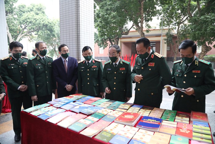 Thượng tướng Võ Minh Lương và các đại biểu thăm quan khu trưng bày sách pháp luật tại hội nghị. Thượng tướng Võ Minh Lương và các đại biểu thăm quan khu trưng bày sách pháp luật tại hội nghị.