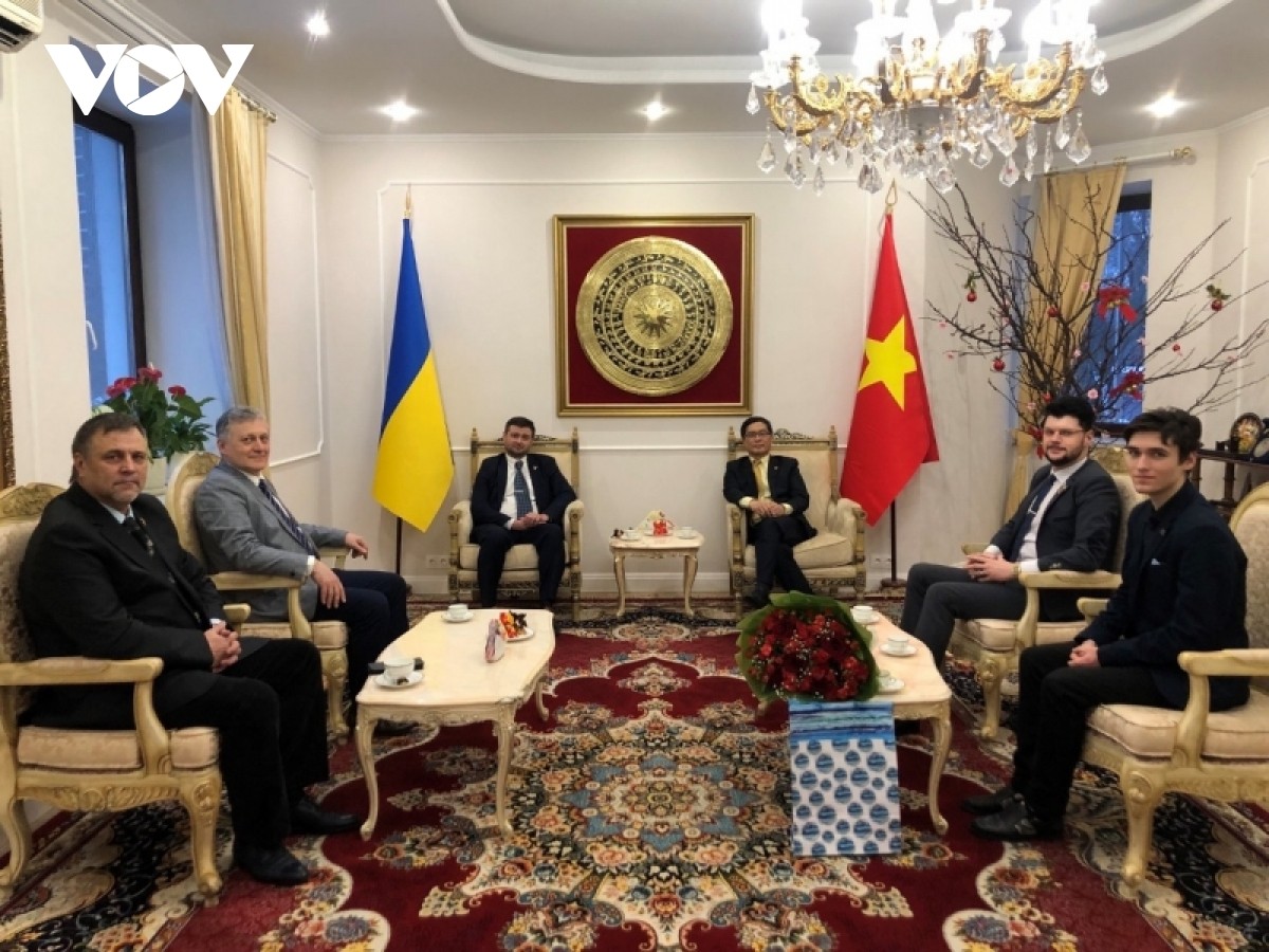 Đại sứ Nguyễn Hồng Thạch tiếp bạn bè, đối tác Ukraine. (Ảnh VOV) Đại sứ Nguyễn Hồng Thạch tiếp bạn bè, đối tác Ukraine. (Ảnh VOV)