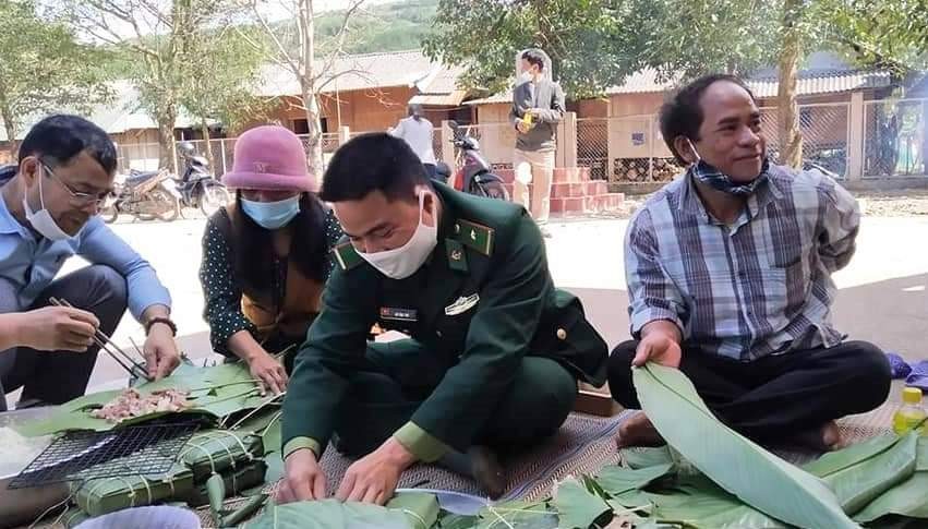 Trung uý Hồ Văn Thủ gói bánh chưng cùng đồng bào. Trung uý Hồ Văn Thủ gói bánh chưng cùng đồng bào.