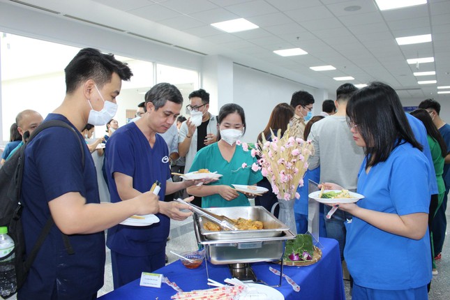 Ngày vui ở Bệnh viện Hồi sức COVID-19 lớn nhất thế giới Ngày vui ở Bệnh viện Hồi sức COVID-19 lớn nhất thế giới ảnh 7