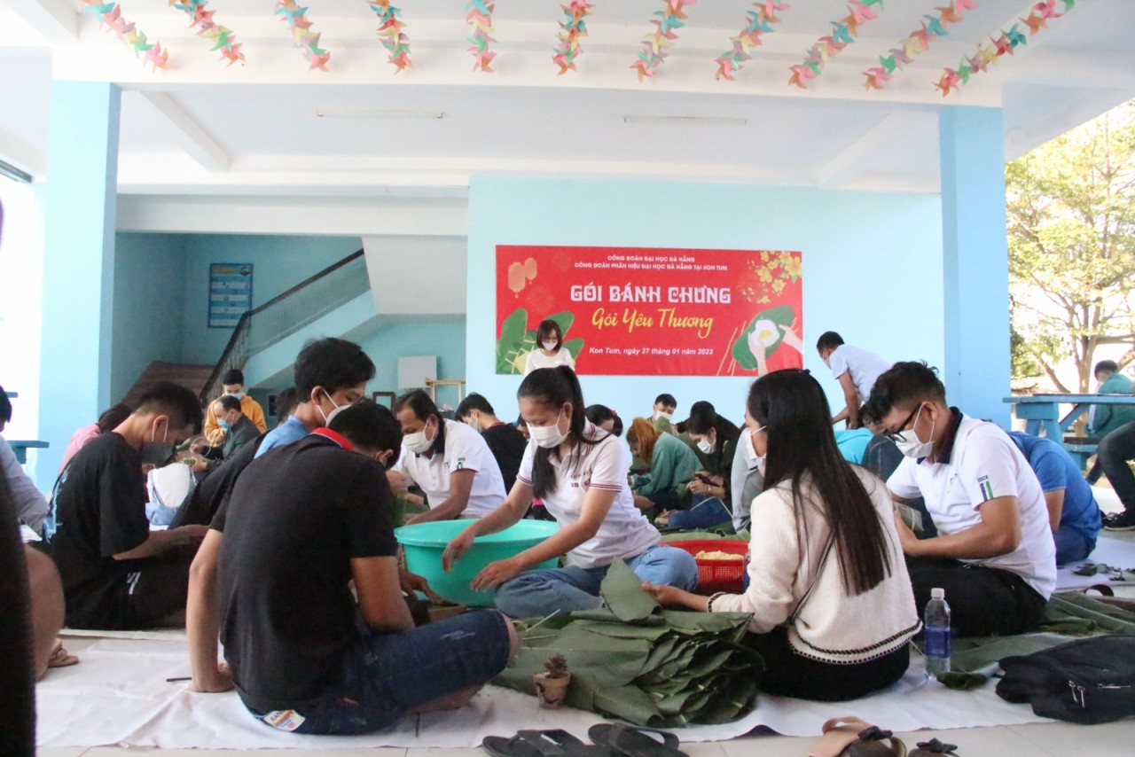 Lưu học sinh Lào, Campuchia trổ tài gói bánh chưng, đón Tết Việt Lưu học sinh Lào, Campuchia trổ tài gói bánh chưng, đón Tết Việt