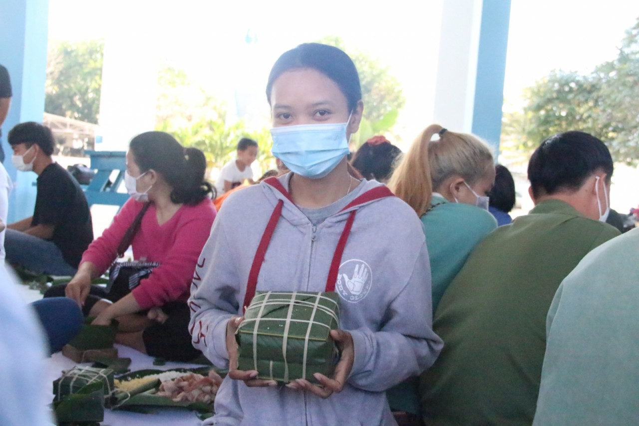 Phanthavone Manihang tự tay gói những chiếc bánh chưng để đón Tết Việt. Phanthavone Manihang tự tay gói những chiếc bánh chưng để đón Tết Việt.