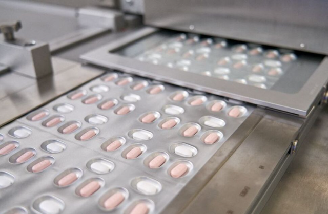 Sản xuất thuốc điều trị COVID-19 Paxlovid của Pfizer tại Ascoli, Italia, ngày 16-11-2021. (Ảnh: Reuters)