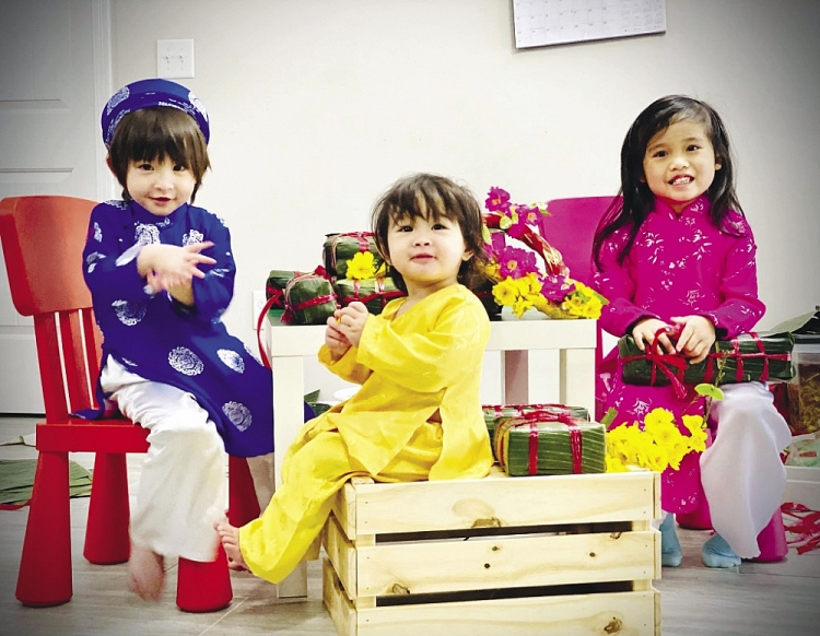 Các em nhỏ phụ ông bà gói bánh. Các em nhỏ phụ ông bà gói bánh.