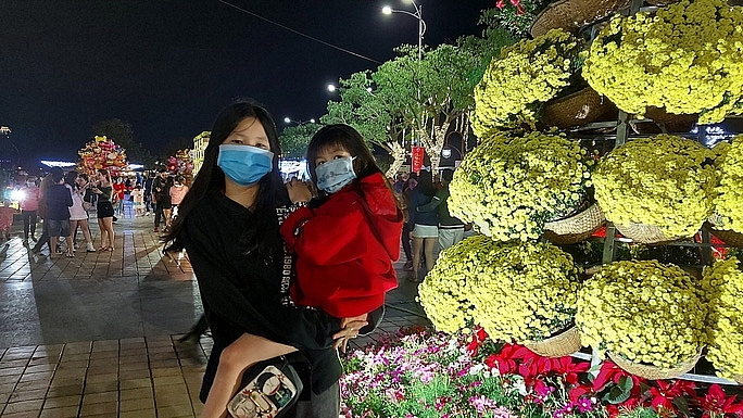 Tại đường hoa Xuân TP Đà Nẵng (dọc tuyến đường Bạch Đằng), rất đông gia đình đưa con cái đi tham quan, chụp ảnh kỷ niệm. Càng về tối, dòng người đổ về đây càng đông. Tại đường hoa Xuân TP Đà Nẵng (dọc tuyến đường Bạch Đằng), rất đông gia đình đưa con cái đi tham quan, chụp ảnh kỷ niệm. Càng về tối, dòng người đổ về đây càng đông.