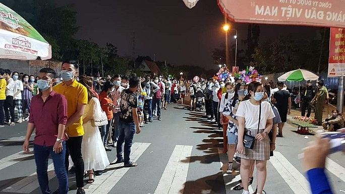 Tại TP Cần Thơ, nhiều bạn trẻ xếp hàng đeo khẩu trang chờ vào đường hoa Cần Thơ khi công trình này sắp bế mạc vào 22 giờ ngày 30 Tết. Tại TP Cần Thơ, nhiều bạn trẻ xếp hàng đeo khẩu trang chờ vào đường hoa Cần Thơ khi công trình này sắp bế mạc vào 22 giờ ngày 30 Tết.