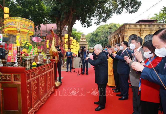 Tổng Bí thư, Chủ tịch nước Nguyễn Phú Trọng trồng cây tại Hoàng thành Thăng Long Tổng Bí thư, Chủ tịch nước Nguyễn Phú Trọng trồng cây tại Hoàng thành Thăng Long