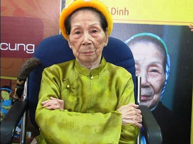 Bà Lê Thị Dinh trong một buổi gặp tôn vinh nhân chứng lịch sử tại Fetival Huế 2012 Bà Lê Thị Dinh trong một buổi gặp tôn vinh nhân chứng lịch sử tại Fetival Huế 2012