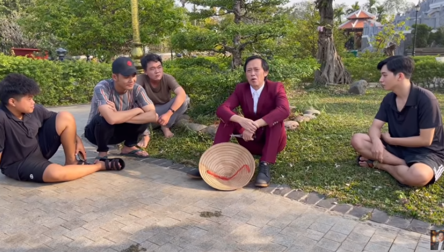 Hoài Linh khiến những người làm bất ngờ với trang phục đi làm vườn của mình Hoài Linh khiến những người làm bất ngờ với trang phục đi làm vườn của mình