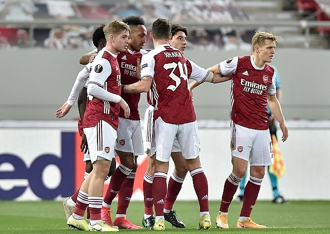 Arsenal giành vé vào vòng 1/8 Cúp C2