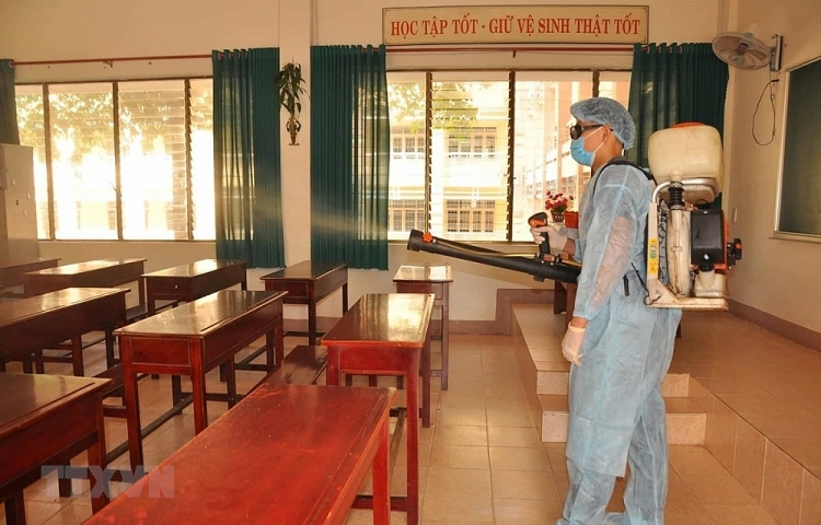 Phun thuốc khử trùng tại các trường học trước khi học sinh quay trở lại trường Phun thuốc khử trùng tại các trường học trước khi học sinh quay trở lại trường