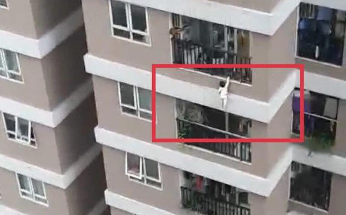 Cháu bé rơi từ tầng 12 xuống may mắn được cứu kịp thời (ảnh cắt từ clip) Cháu bé rơi từ tầng 12 xuống may mắn được cứu kịp thời (ảnh cắt từ clip)