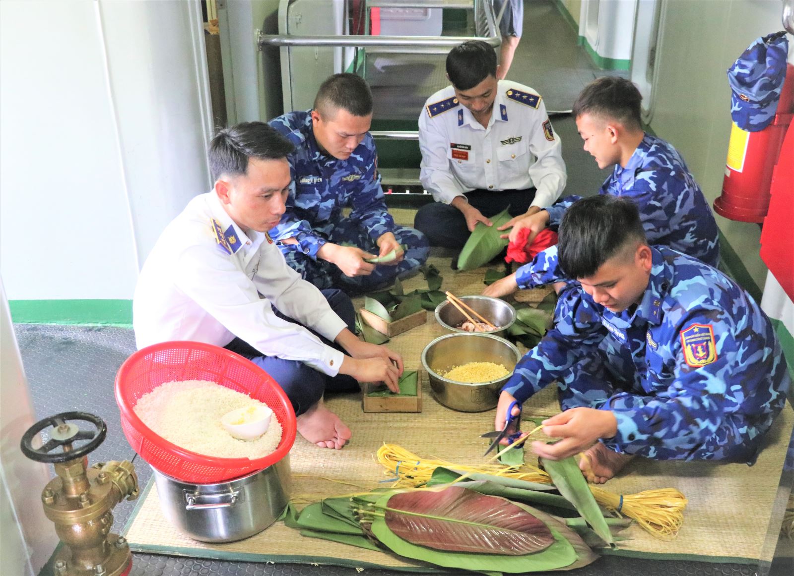 Luôn sẵn sàng với nhiệm vụ bảo vệ vùng biển của Tổ quốc trong những ngày đầu Xuân Chú thích ảnh
