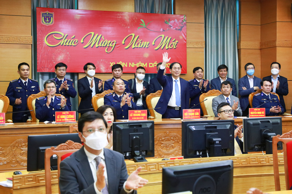 Bộ trưởng Bộ Ngoại giao Bùi Thanh Sơn thăm, chúc Tết Bộ Tư lệnh Cảnh sát biển Chú thích ảnh