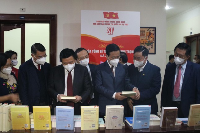 Ra mắt cuốn sách của Tổng Bí thư Nguyễn Phú Trọng về con đường đi lên CNXH ở Việt Nam Ra mắt cuốn sách của Tổng Bí thư Nguyễn Phú Trọng về con đường đi lên CNXH ở Việt Nam