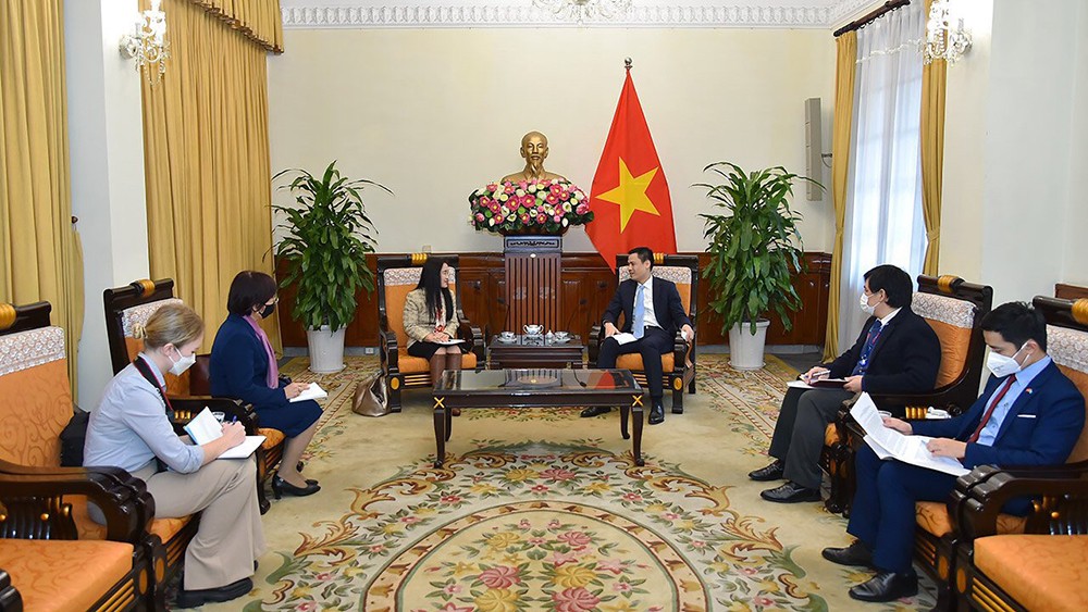 Thứ trưởng Ngoại giao Đặng Hoàng Giang tiếp bà Naomi Kitahara, Trưởng đại diện UNFPA tại Việt Nam. (Ảnh: Báo Thế giới và Việt Nam) Thứ trưởng Ngoại giao Đặng Hoàng Giang tiếp bà Naomi Kitahara, Trưởng đại diện UNFPA tại Việt Nam. (Ảnh: Báo Thế giới và Việt Nam)