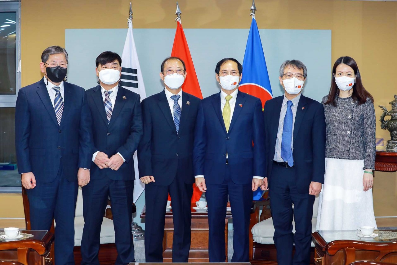 Bộ trưởng Ngoại giao Bùi Thanh Sơn tiếp đại diện Hội người Hàn gốc Việt gồm hai dòng họ Lý của Việt Nam là Lý Hoa Sơn, Lý Tinh Thiện.