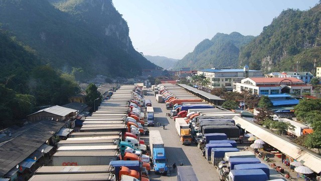 Lượng xe hàng chờ xuất khẩu sang Trung Quốc tại các cửa khẩu ở Lạng Sơn vẫn rất đông