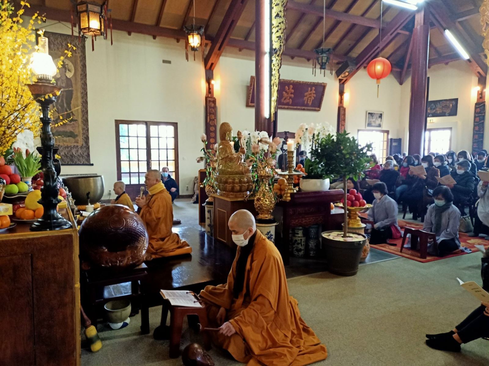Kiều bào tại Pháp cầu an đầu Xuân tại Trúc Lâm Thiền viện Chú thích ảnh