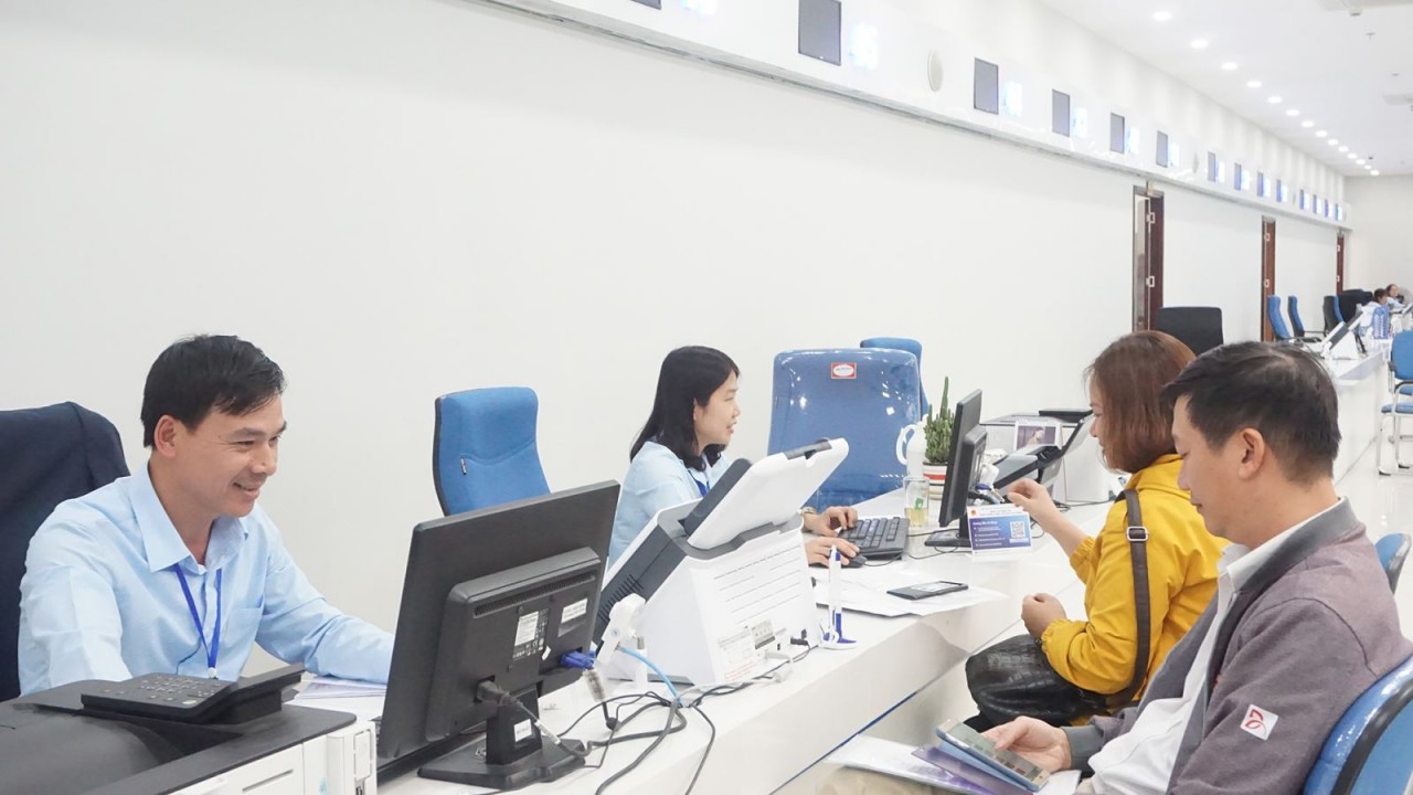 Từ ngày 18/2, không cần mang giấy khai sinh, giấy kết hôn đi làm thủ tục hành chính