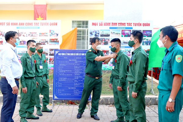 Lãnh đạo  Bộ Chỉ huy quân sự tỉnh động viên thanh niên xã Suối Cát (H.Xuân Lộc) chuẩn bị nhập ngũ