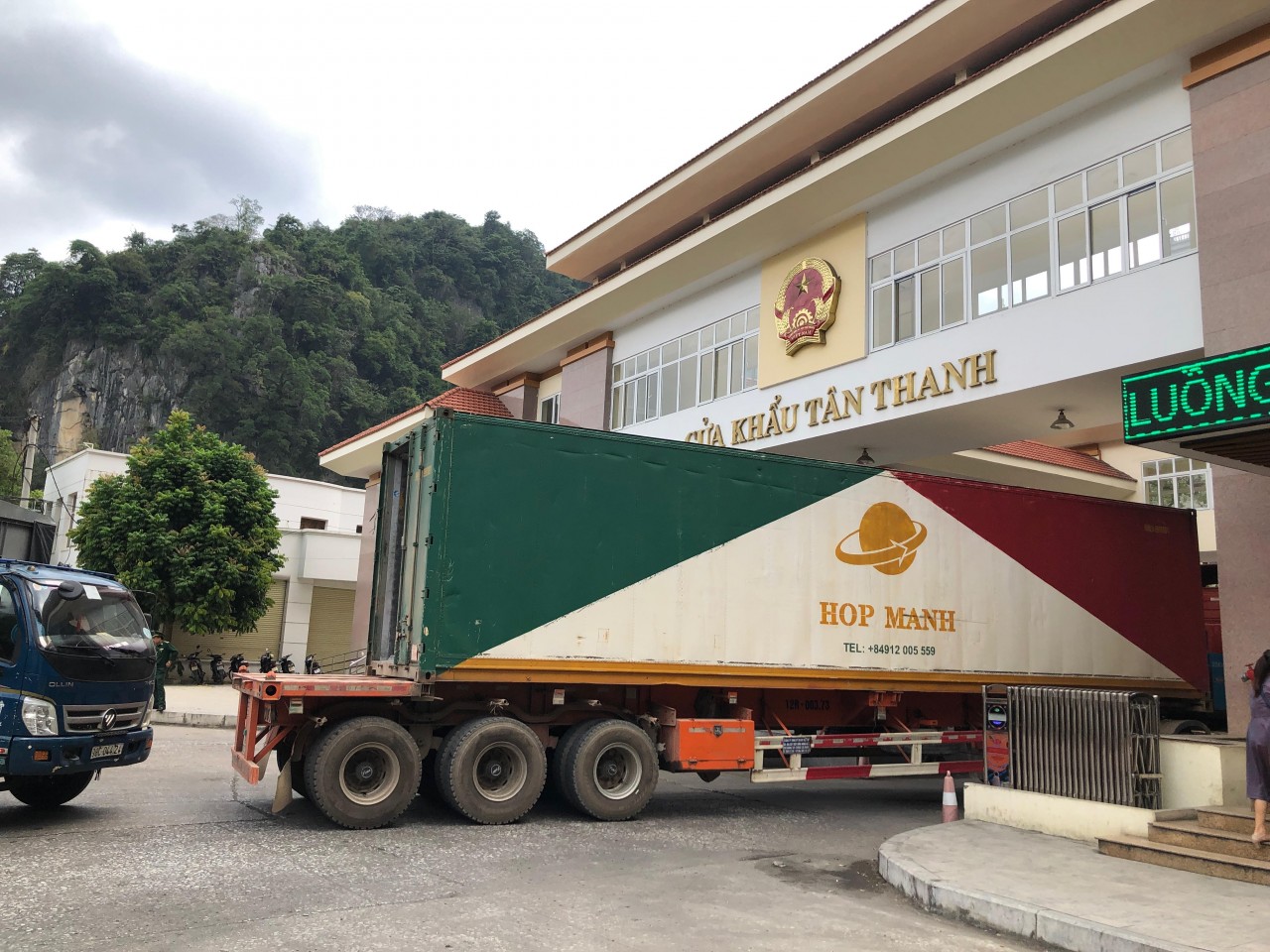 Từ ngày 21/2/2022, tỉnh Lạng Sơn sẽ không thực hiện tiếp nhận xử lý đối với doanh nghiệp xuất khẩu không khai báo trực tuyến trên Nền tảng cửa khẩu số. Từ ngày 21/2/2022, tỉnh Lạng Sơn sẽ không thực hiện tiếp nhận xử lý đối với doanh nghiệp xuất khẩu không khai báo trực tuyến trên Nền tảng cửa khẩu số.