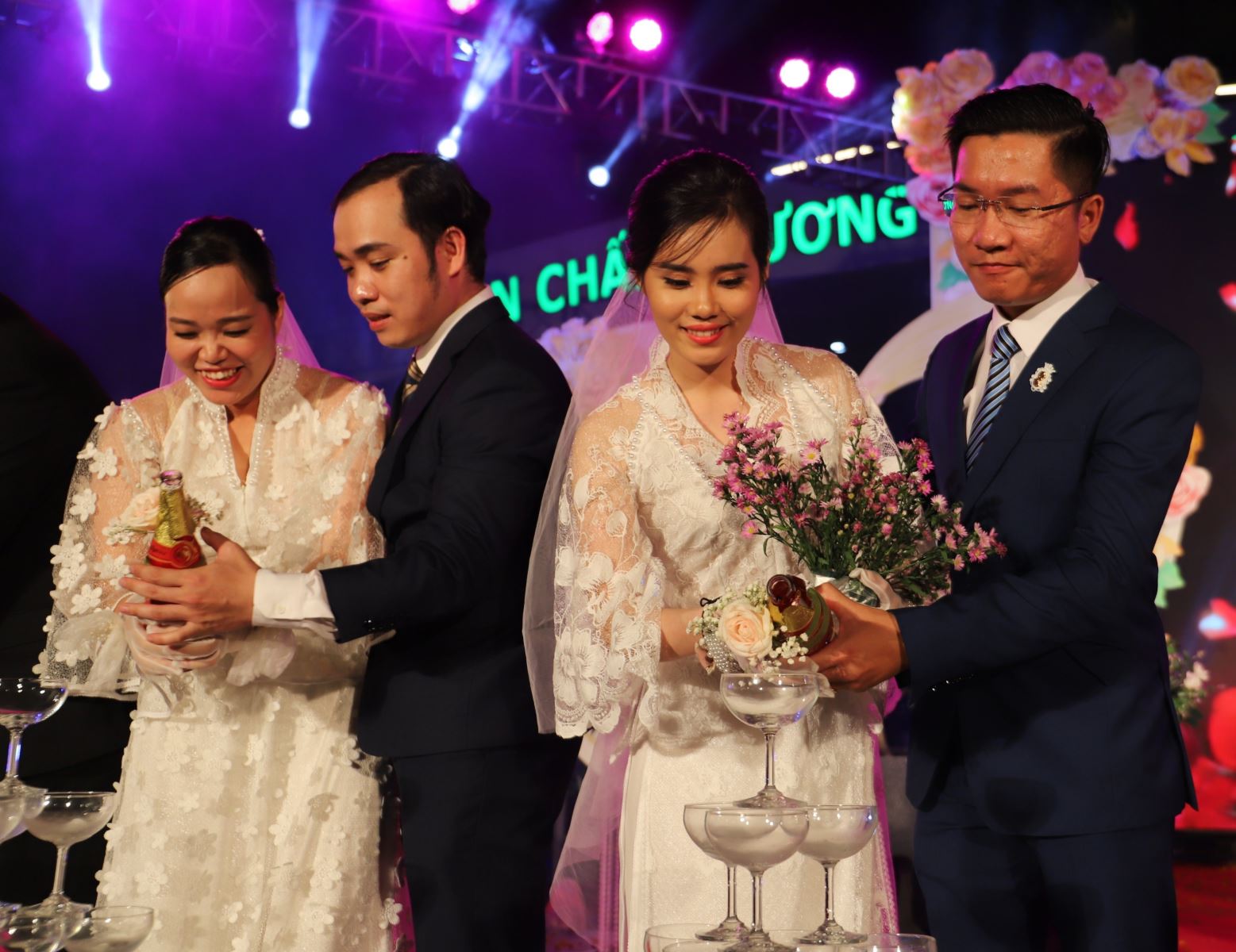 Những khoảnh khắc trong đám cưới tập thể của 20 cặp đôi là nhân viên y tế Chú thích ảnh
