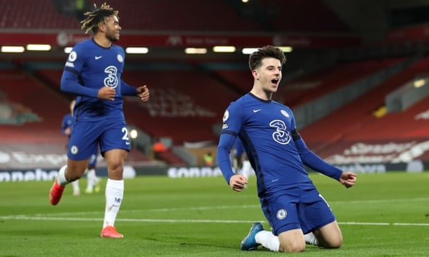 Chelsea chen chân vào top 4