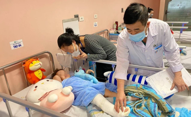 Bé gái rơi từ tầng 12 chung cư ở Thanh Xuân xuất viện Bé gái rơi từ tầng 12 chung cư ở Thanh Xuân xuất viện