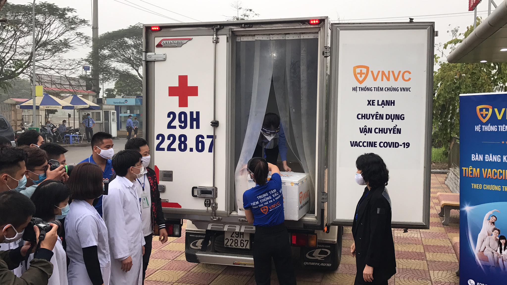TRỰC TIẾP: Bắt đầu chiến dịch tiêm chủng quy mô lớn nhất từ trước tới nay TRỰC TIẾP: Bắt đầu chiến dịch tiêm chủng quy mô lớn nhất từ trước tới nay