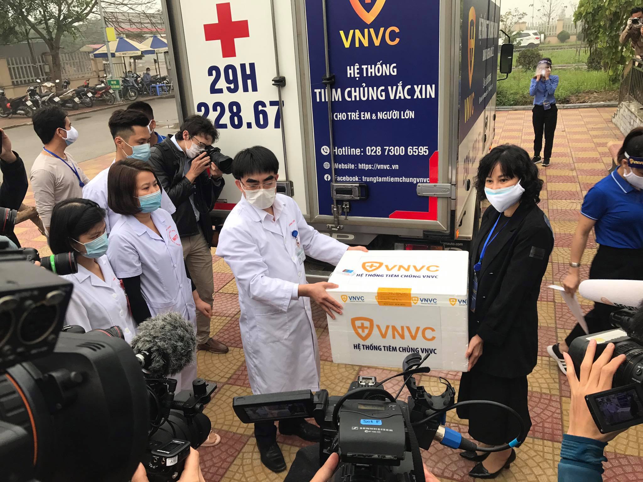TRỰC TIẾP: Bắt đầu chiến dịch tiêm chủng quy mô lớn nhất từ trước tới nay TRỰC TIẾP: Bắt đầu chiến dịch tiêm chủng quy mô lớn nhất từ trước tới nay