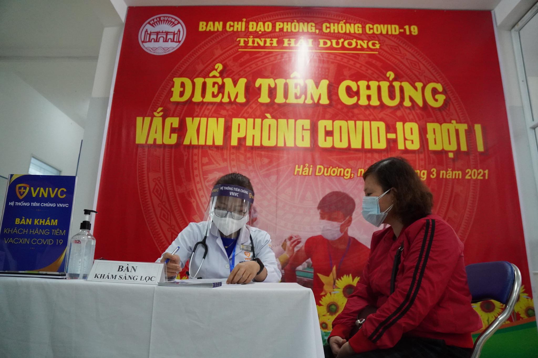 TRỰC TIẾP: Bắt đầu chiến dịch tiêm chủng quy mô lớn nhất từ trước tới nay TRỰC TIẾP: Bắt đầu chiến dịch tiêm chủng quy mô lớn nhất từ trước tới nay