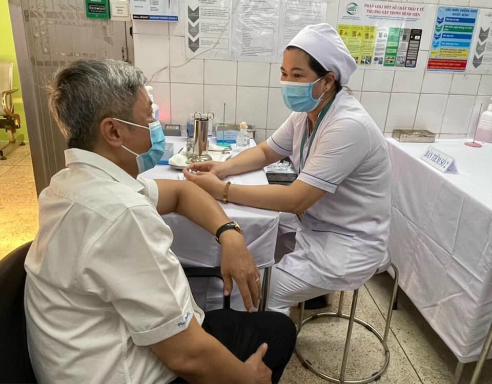 TRỰC TIẾP: Bắt đầu chiến dịch tiêm chủng quy mô lớn nhất từ trước tới nay TRỰC TIẾP: Bắt đầu chiến dịch tiêm chủng quy mô lớn nhất từ trước tới nay