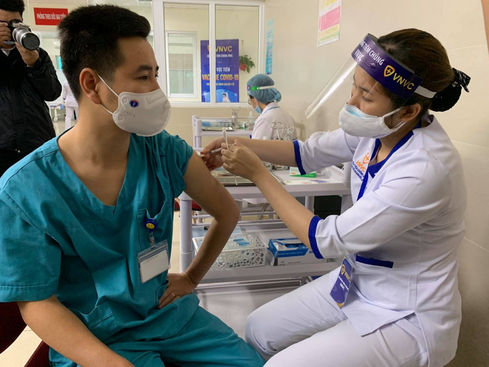 Bệnh viện Thanh Nhàn triển khai tiêm vắc xin COVID-19 cho 30 nhân viên y tế Bệnh viện Thanh Nhàn triển khai tiêm vắc xin COVID-19 cho 30 nhân viên y tế