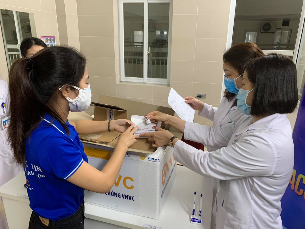 Van xin được vận chuyển đến bệnh viện Thanh Nhàn sáng 9/3 (ảnh SKĐS) Van xin được vận chuyển đến bệnh viện Thanh Nhàn sáng 9/3 (ảnh SKĐS)