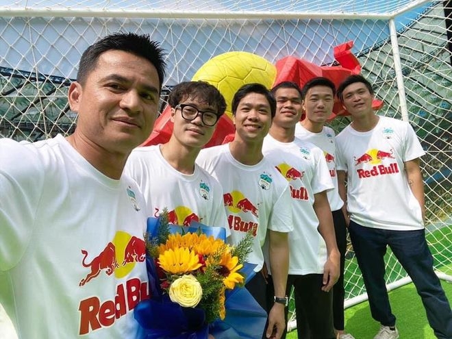 Kiatisak cùng các học trò tại buổi lễ ra mắt Kiatisak cùng các học trò tại buổi lễ ra mắt