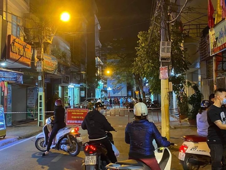 Cơ quan chức năng phong tỏa tạm thời địa chỉ liên quan ca bệnh. Ảnh: Haiphong.gov.vn. Cơ quan chức năng phong tỏa tạm thời địa chỉ liên quan ca bệnh. Ảnh: Haiphong.gov.vn.