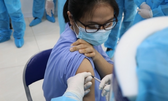 Thêm nhiều cán bộ, nhân viên y tế được tiêm vaccine Covid-19 Thêm nhiều cán bộ, nhân viên y tế được tiêm vaccine Covid-19