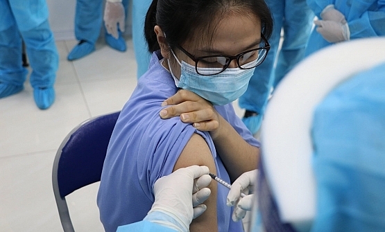 Thêm nhiều cán bộ, nhân viên y tế được tiêm vaccine Covid-19 Thêm nhiều cán bộ, nhân viên y tế được tiêm vaccine Covid-19