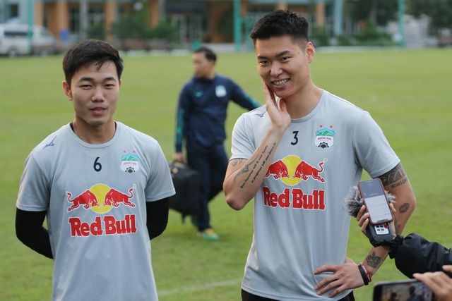 Viettel vs HAGL: Xuân Trường hé lộ nguyên nhân nổi nóng với ngoại binh Dong-su Viettel vs HAGL: Xuân Trường hé lộ nguyên nhân nổi nóng với ngoại binh Dong-su