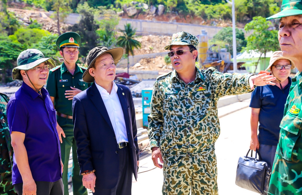Lãnh đạo tỉnh Cà Mau và T&T Group thăm, tặng quà cán bộ chiến sỹ làm nhiệm vụ trên đảo Hòn Khoai Lãnh đạo tỉnh Cà Mau và T&T Group thăm, tặng quà cán bộ chiến sỹ làm nhiệm vụ trên đảo Hòn Khoai