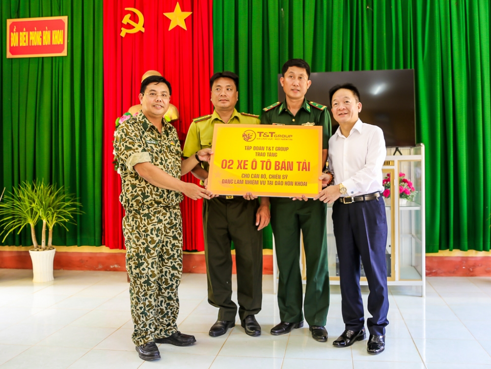 Lãnh đạo tỉnh Cà Mau và T&T Group thăm, tặng quà cán bộ chiến sỹ làm nhiệm vụ trên đảo Hòn Khoai Lãnh đạo tỉnh Cà Mau và T&T Group thăm, tặng quà cán bộ chiến sỹ làm nhiệm vụ trên đảo Hòn Khoai