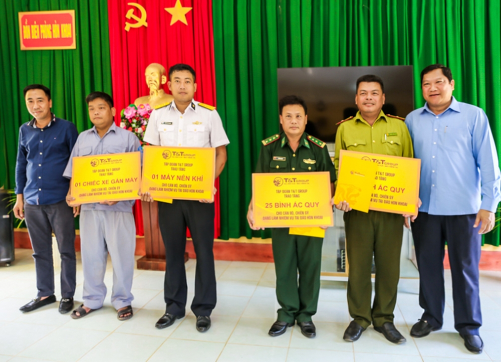 Lãnh đạo tỉnh Cà Mau và T&T Group thăm, tặng quà cán bộ chiến sỹ làm nhiệm vụ trên đảo Hòn Khoai Lãnh đạo tỉnh Cà Mau và T&T Group thăm, tặng quà cán bộ chiến sỹ làm nhiệm vụ trên đảo Hòn Khoai