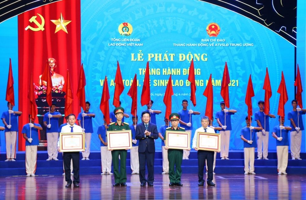 Phó Thủ tướng Chính phủ Phạm Bình Minh trao tặng Bằng khen của Thủ tướng Chính phủ cho 02 tập thể và 02 cá nhân xuất sắc trong tổ chức triển khai công tác an toàn vệ sinh lao động 5 năm qua. Giám đốc Công ty Thủy điện Tuyên Quang (đứng đầu từ phải sang) nhận Bằng khen cho tập thể Công ty. Nguồn ảnh: http://www.molisa.gov.vn/ Phó Thủ tướng Chính phủ Phạm Bình Minh trao tặng Bằng khen của Thủ tướng Chính phủ cho 02 tập thể và 02 cá nhân xuất sắc trong tổ chức triển khai công tác an toàn vệ sinh lao động 5 năm qua. Giám đốc Công ty Thủy điện Tuyên Quang (đứng đầu từ phải sang) nhận Bằng khen cho tập thể Công ty. Nguồn ảnh: http://www.molisa.gov.vn/